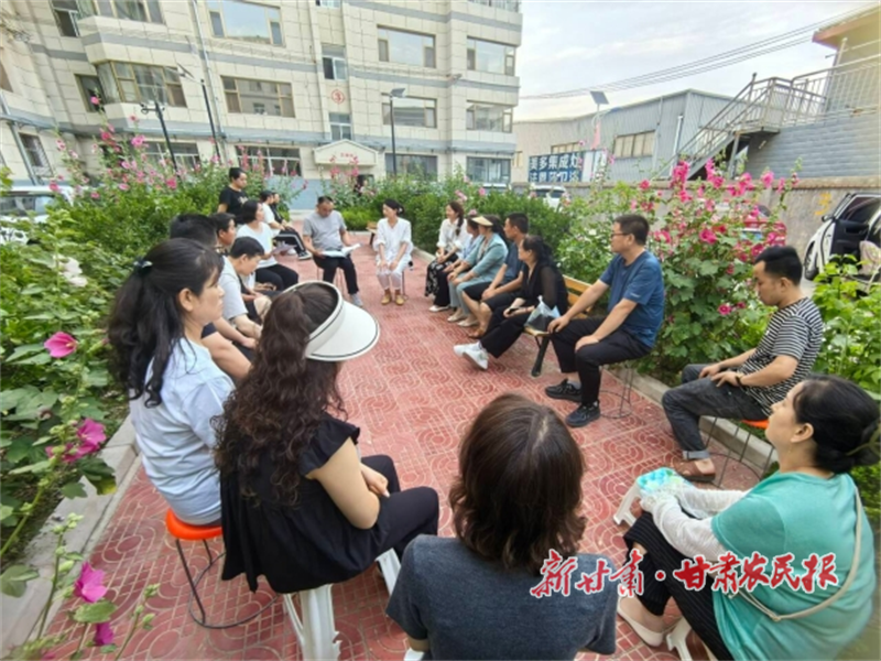 小区里的“板凳会”.png