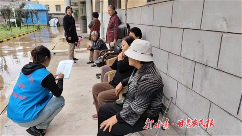 社区志愿者收集民情民意.png